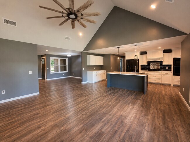 Building Photo - 40049 Back Nine Dr