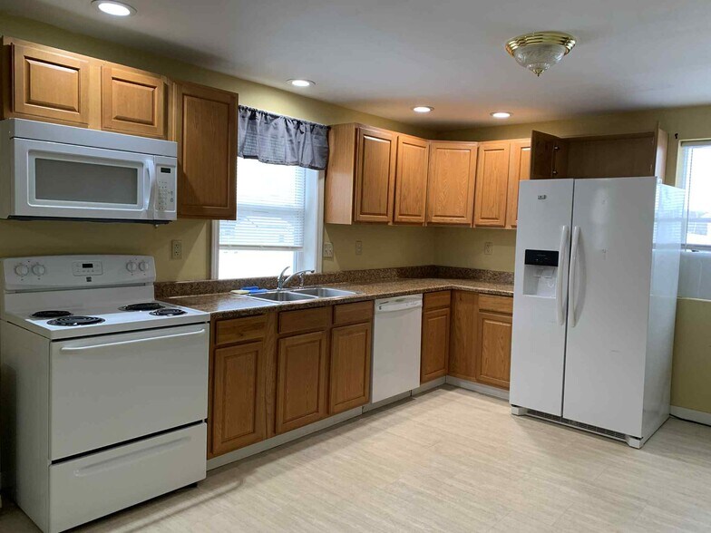 Building Photo - 851 Western Ave