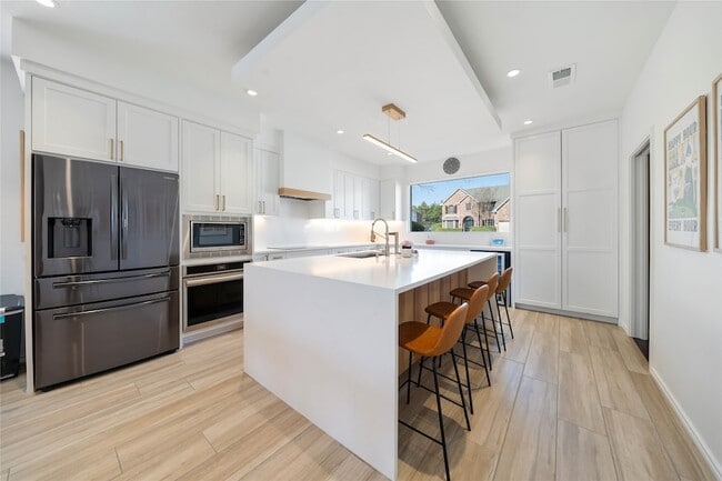 Building Photo - 9333 Fairmont Dr