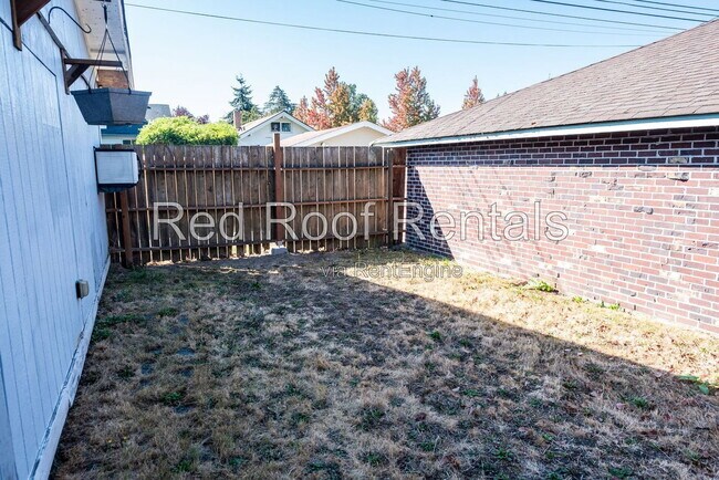 Building Photo - 702 S 51st St