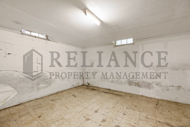 Building Photo - 636 S Clifton Ave