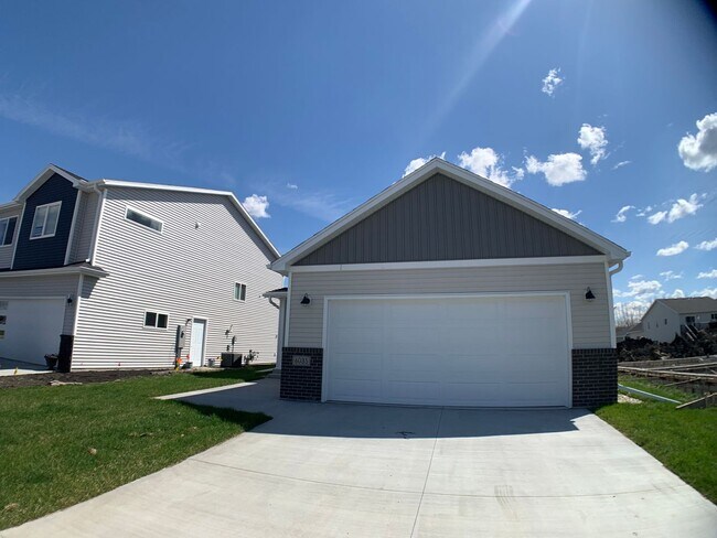 Building Photo - 4 Bed 3 Bath Single Family Home