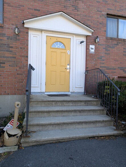 Building Photo - 108 E Main St