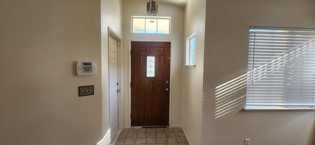 Building Photo - 3 Bedroom Elk Grove Home