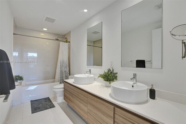 Building Photo - 121 NE 34th St