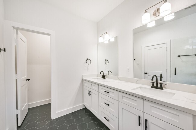 Building Photo - 3032 Gray St