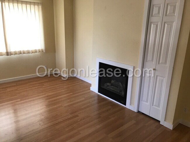 Building Photo - Blocks from UO! 2 bedroom 1 bath with in u...