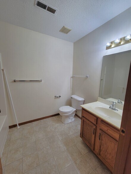 Building Photo - 855 Highview Dr