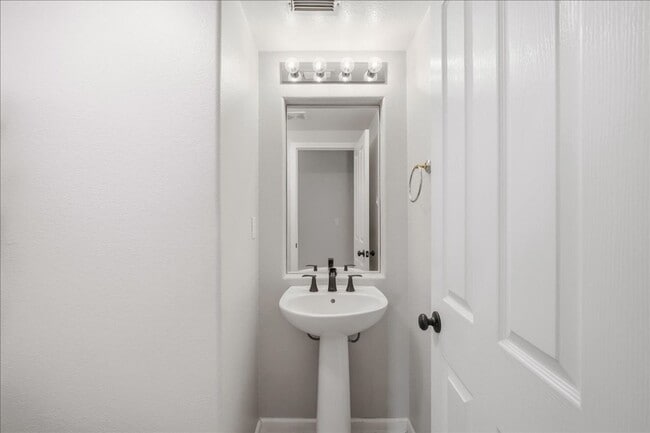 Building Photo - 121 Conner Cir