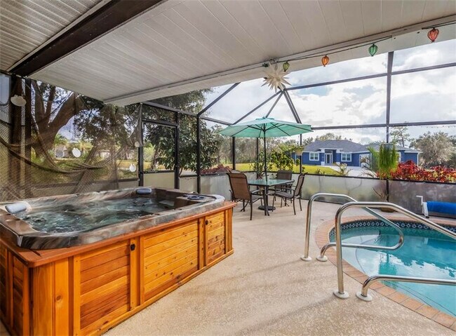 Building Photo - 2227 Pineland Dr