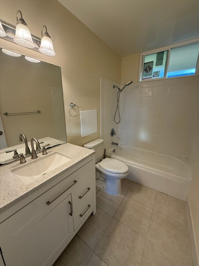 Building Photo - 3 bedroom 2 bath condo in Ridgecrest in  Waikalani comes with 2 parking