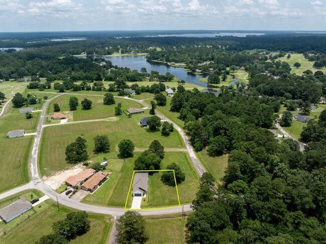 Building Photo - 68 Fairway Dr