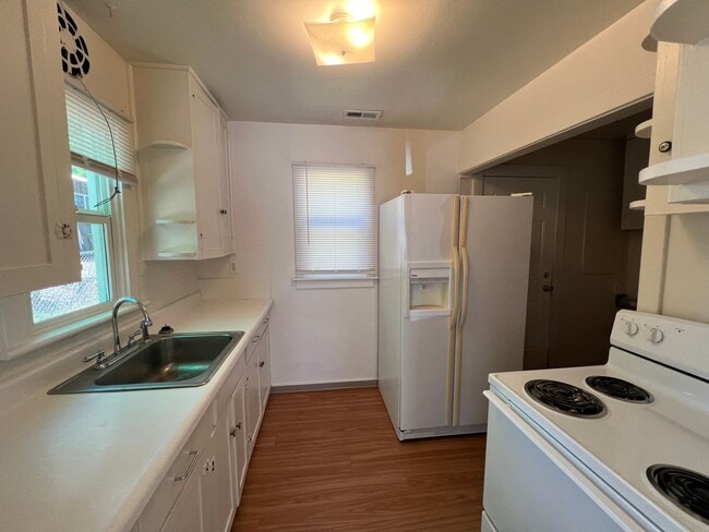 Building Photo - Charming 2 Bedroom, 1 Bath House with Fenced Yard, Carport & Laundry Hookups