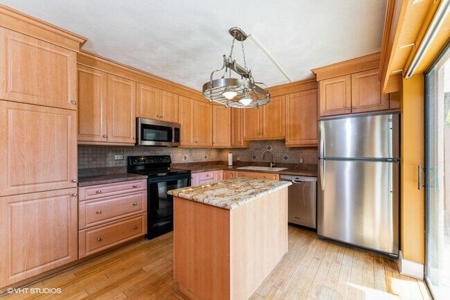 Building Photo - 6138 SE Riverboat Dr
