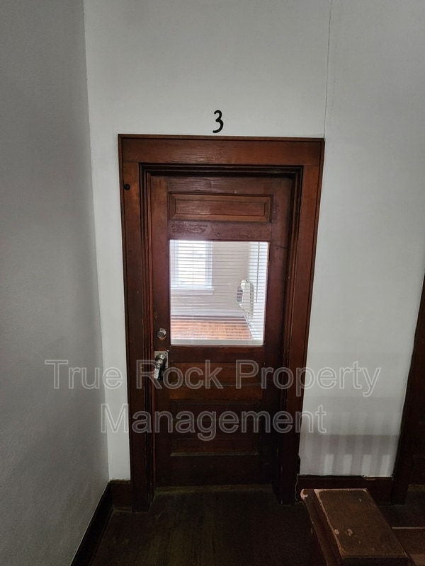 Building Photo - 804 E Main St