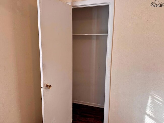 Building Photo - 1612 Phoenix Dr