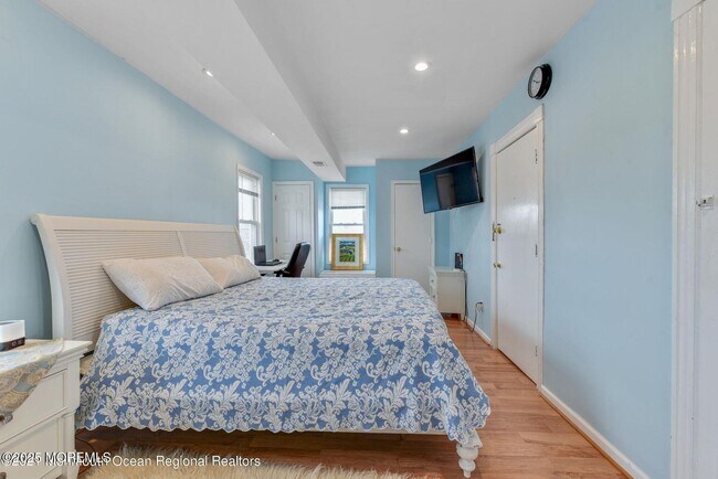 Building Photo - 119 Forman Ave