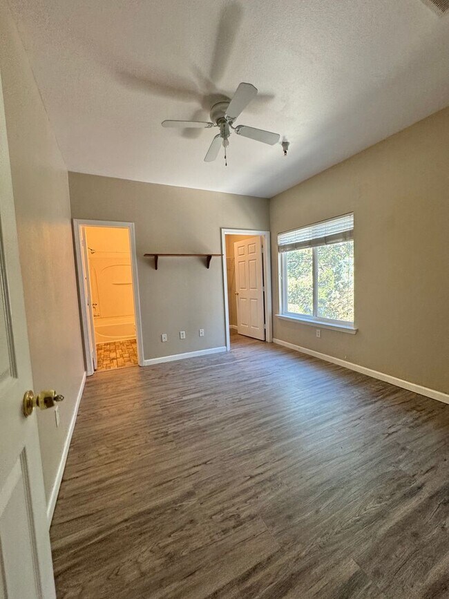 Building Photo - 4 Bedroom, 4 Bath Condo