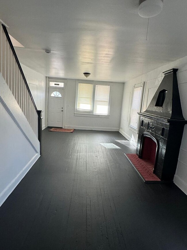 Building Photo - Recently Renovated Three Bed One Bath Read...