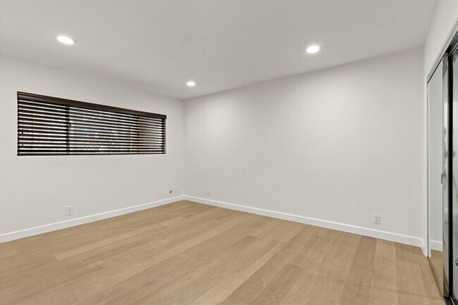 Building Photo - 148 S Oakhurst Dr