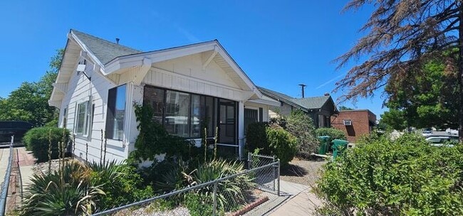 Building Photo - 2 bed 1 bath 1 car garage home cottage in ...