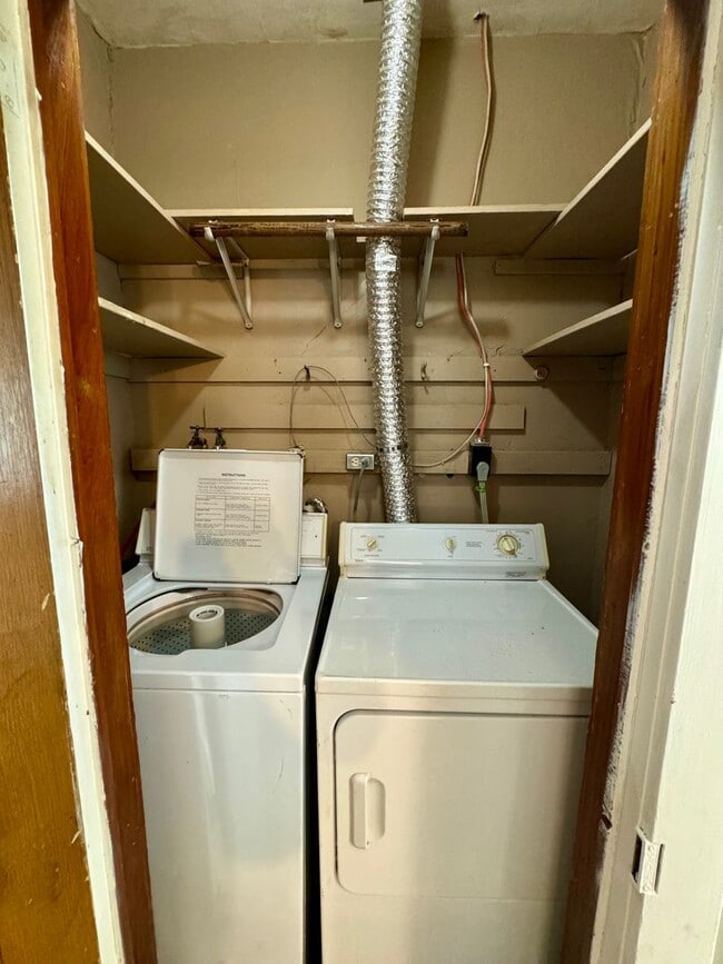 Building Photo - Spacious 2-bedroom, 1 bath apartment
