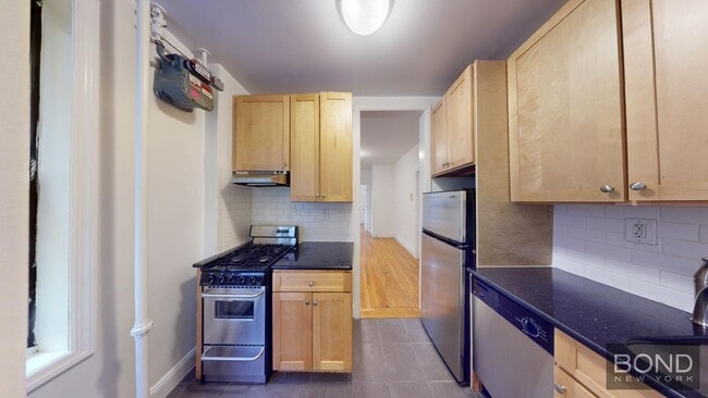 Building Photo - 425 E 65th St