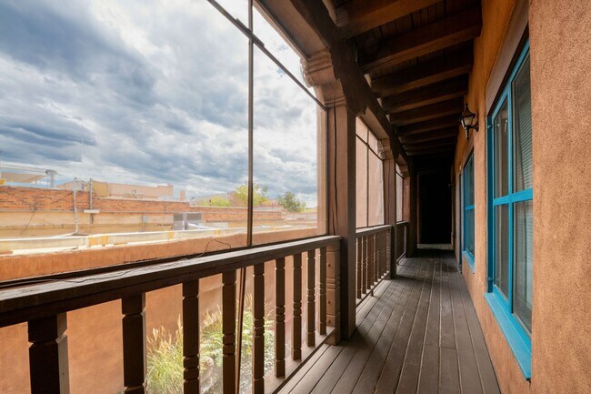 Building Photo - Inviting Studio in the Heart of Downtown S...