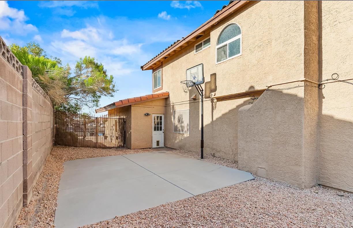 Side yard - 7474 Puritan Ave