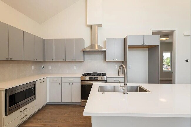 Building Photo - Modern 3 bed / 2.5 bed farmhouse townhome for rent