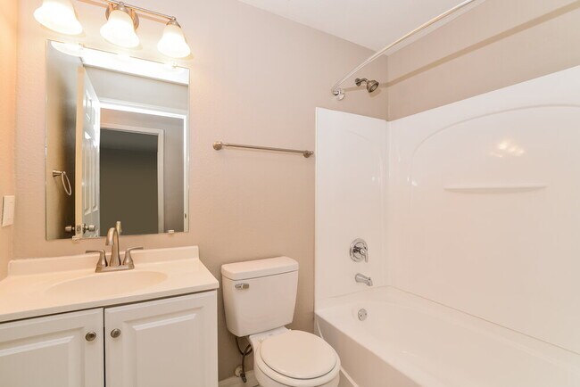 Building Photo - 165 Walnut Crest Run