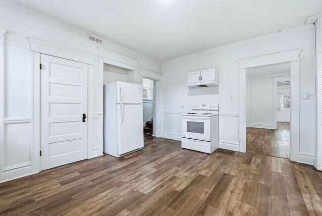 Building Photo - 3-Bed, 2-Bath Home with Large Kitchen & De...