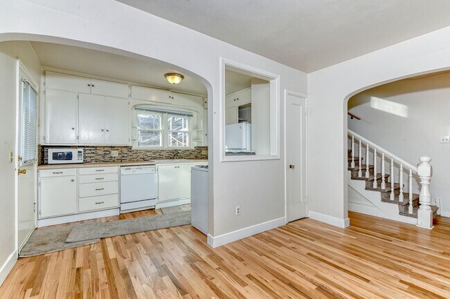 Building Photo - Coveted Northend Location! Spacious 5 bedr...