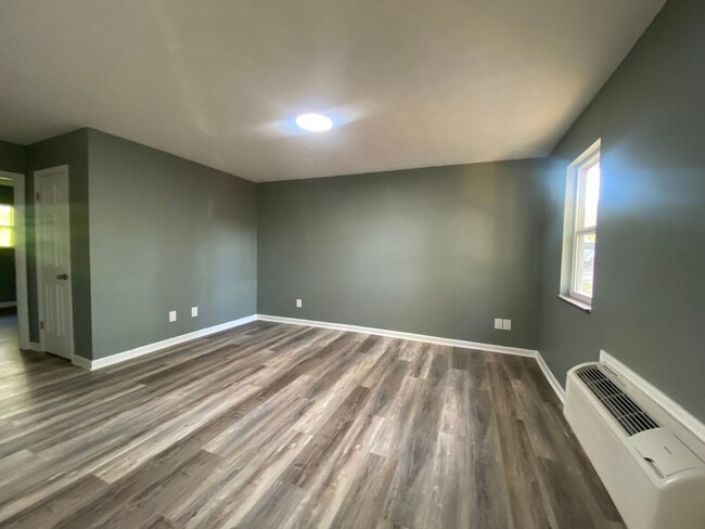 Building Photo - 2 Bedroom 1 Bath Apartment in Greeneville, TN