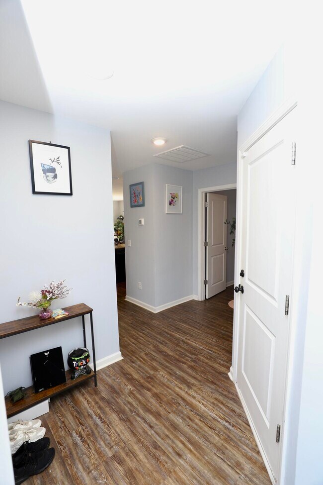 Building Photo - 1009 Providence Plantation Dr