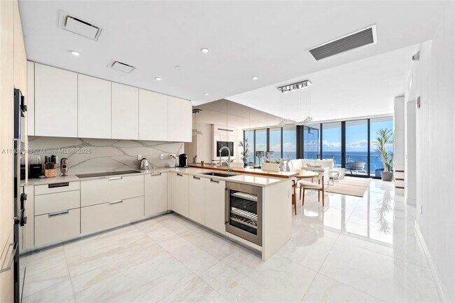 Building Photo - 15701 Collins Ave