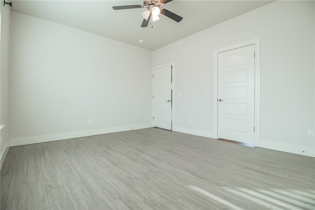 Building Photo - 350 W Kinniburgh Dr