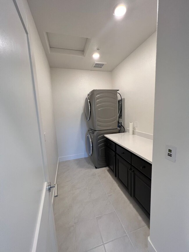 Building Photo - Gorgeous Nearly New Home With 4 Bed, 2.5 b...
