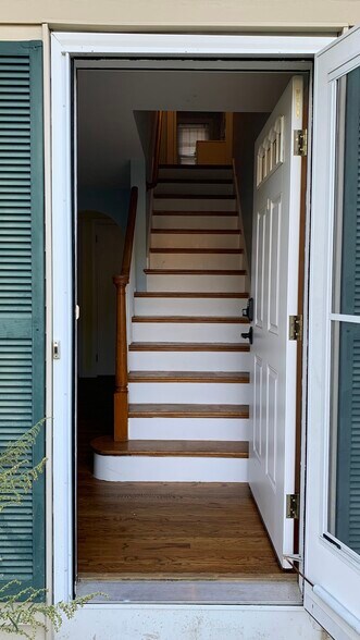 Front entrance into living room - 58 Oakwood Dr
