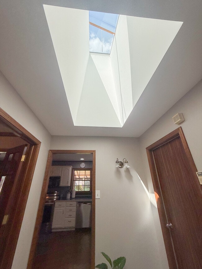 Building Photo - 557 Hardin Ave