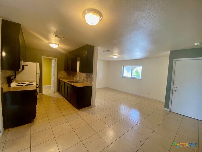 Building Photo - 1046 Linde Ave