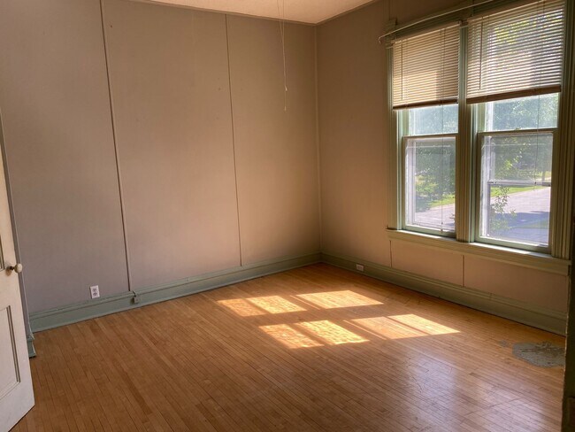 Building Photo - In the Heart of Dinkytown - Amazing 6 bedroom Victorian Rental Home,  Fall 2026!