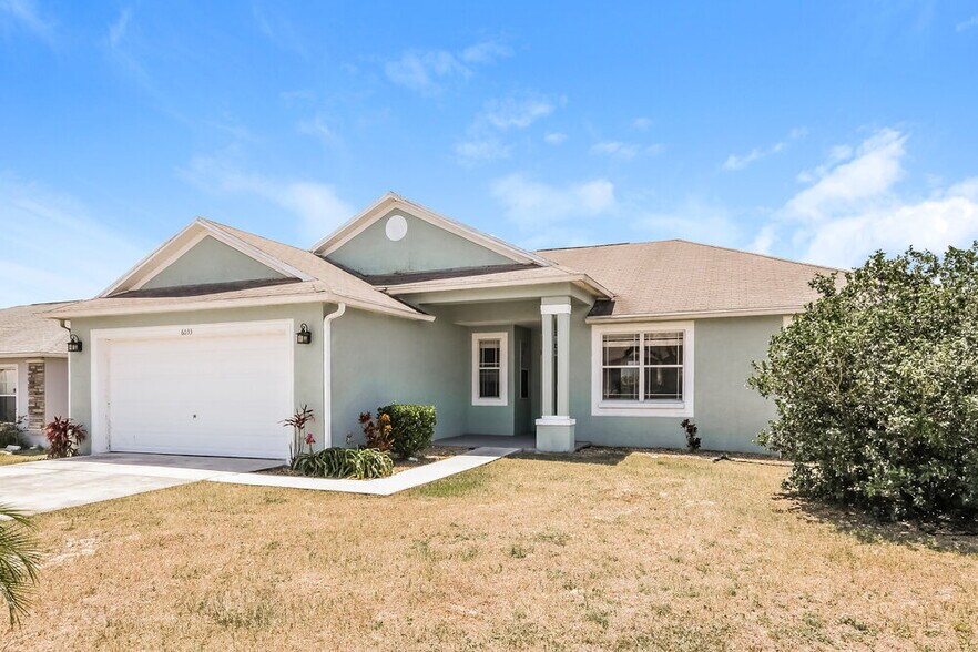 Building Photo - 6033 Live Oak Dr