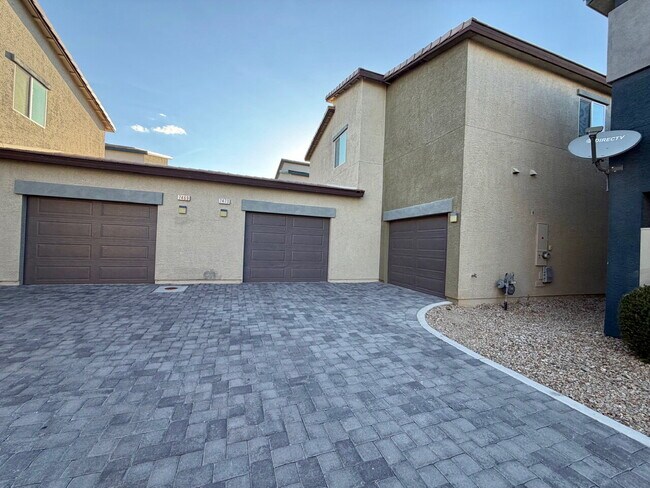 Building Photo - GATED 4 BED 2.5 BATH 2 CAR GARAGE SINGLE FAMILY HOME w/ LOFT, BEDROOM DOWNSTAIRS, NEXT TO COMMUNI...