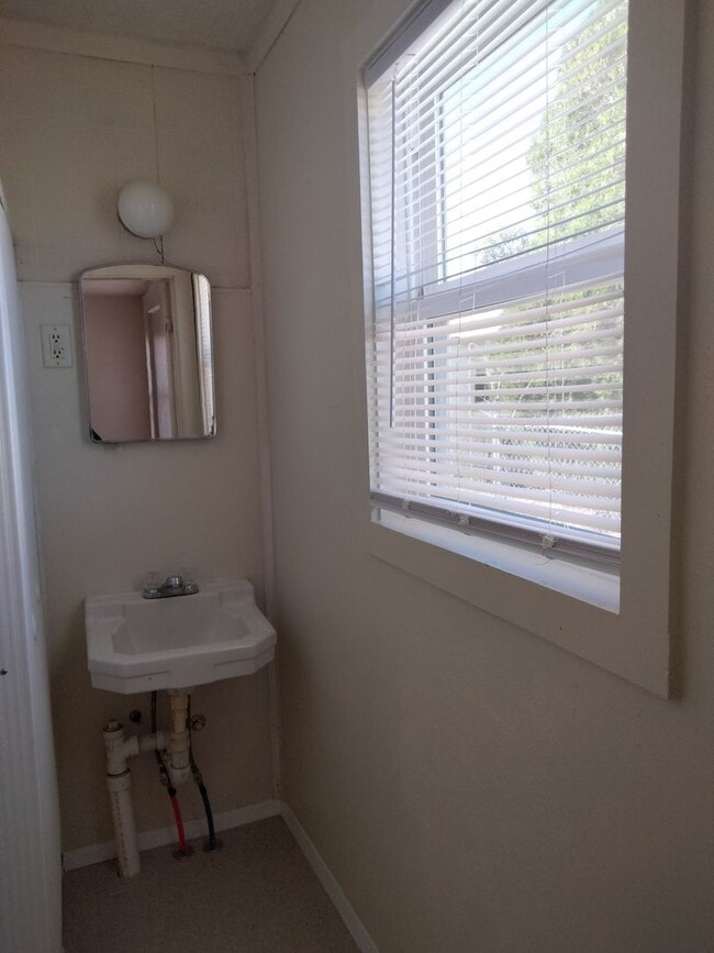 Building Photo - Cozy One Bedroom, One Bath House in Peacef...