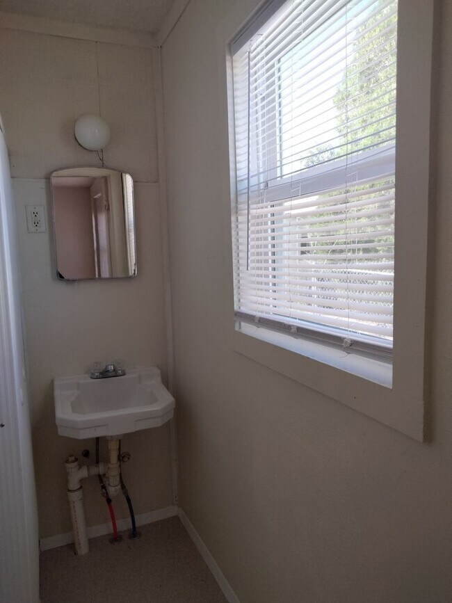 Building Photo - Cozy One Bedroom, One Bath House in Peaceful Location for $600!