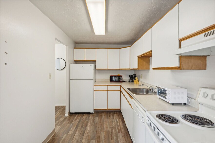 Building Photo - 5556 Broadview Rd