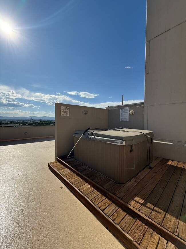 Building Photo - Spacious 1bd/1ba TOP FLOOR CONDO! Availabl...