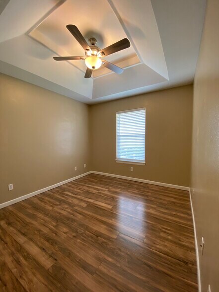 Building Photo - 1209 Swallow Ave