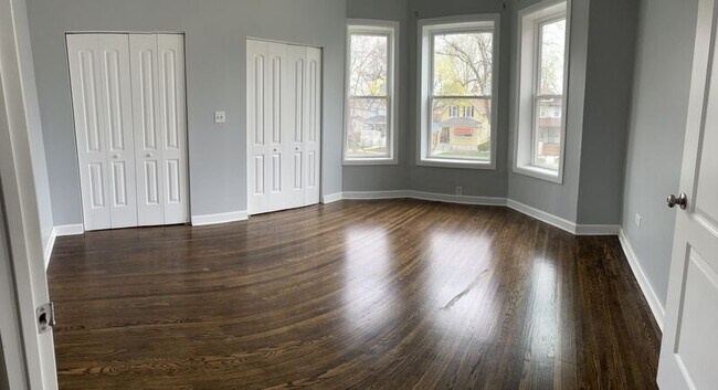 Building Photo - 728 N Pine Ave